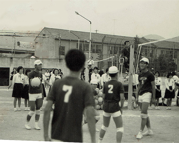 任天堂バレーボールの原作権利者・ファミコン移植ディレクター、本谷浩明